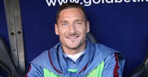 totti-panchina-sorridente