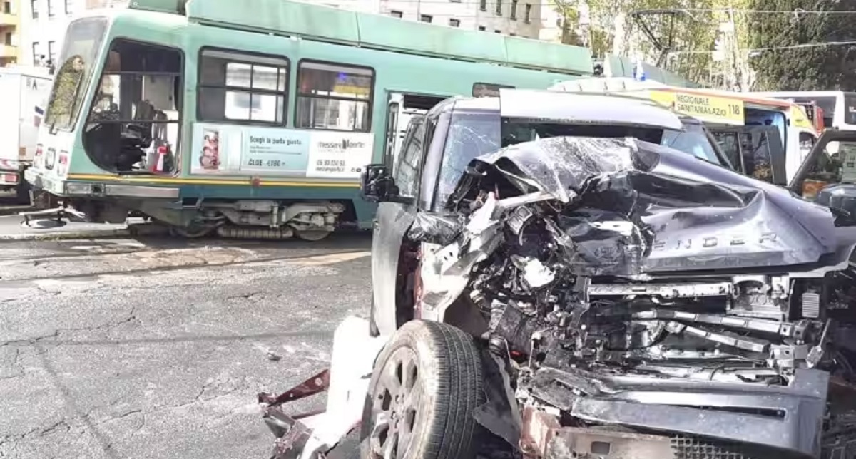 Paura per Immobile coinvolto in un brutto incidente con un tram